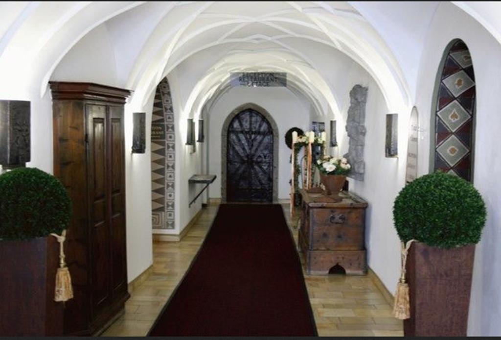 Schlosshotel Post Edelfreisitz Sprengenstein Imst Exteriör bild