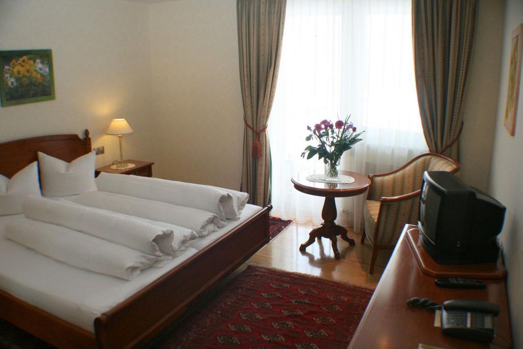 Schlosshotel Post Edelfreisitz Sprengenstein Imst Rum bild